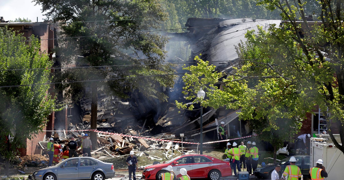 Apartment fire kills 2 despite "very heroic" rescue efforts CBS News