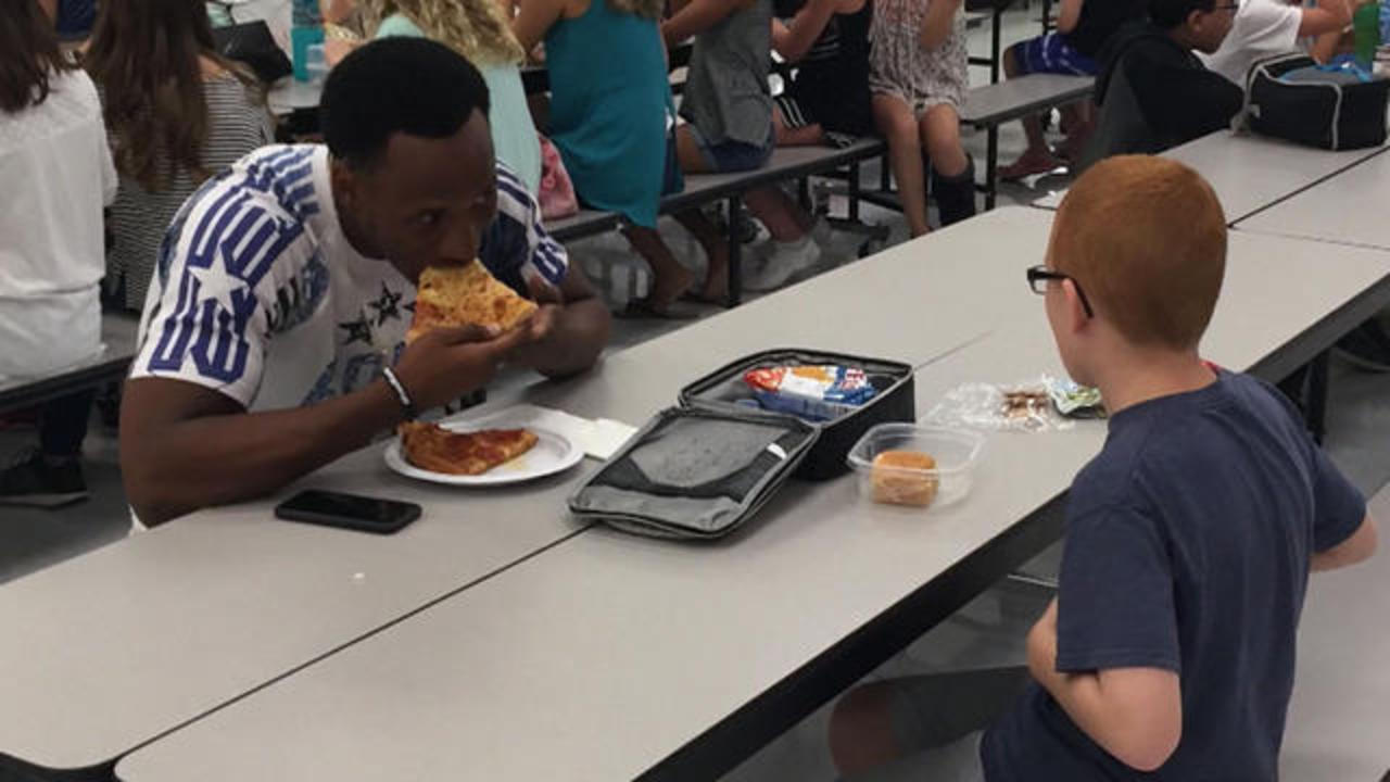 Football player's picture with autistic boy goes viral - CBS News