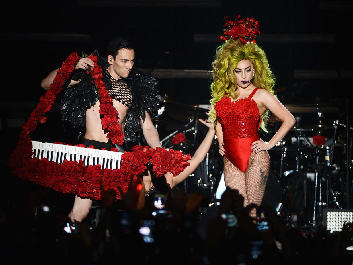 Las ladies. Lady Gaga Roseland Ballroom. Lady Gaga Live. Lady Gaga perform. Lady Gaga Roseland Ballroom Википедия.