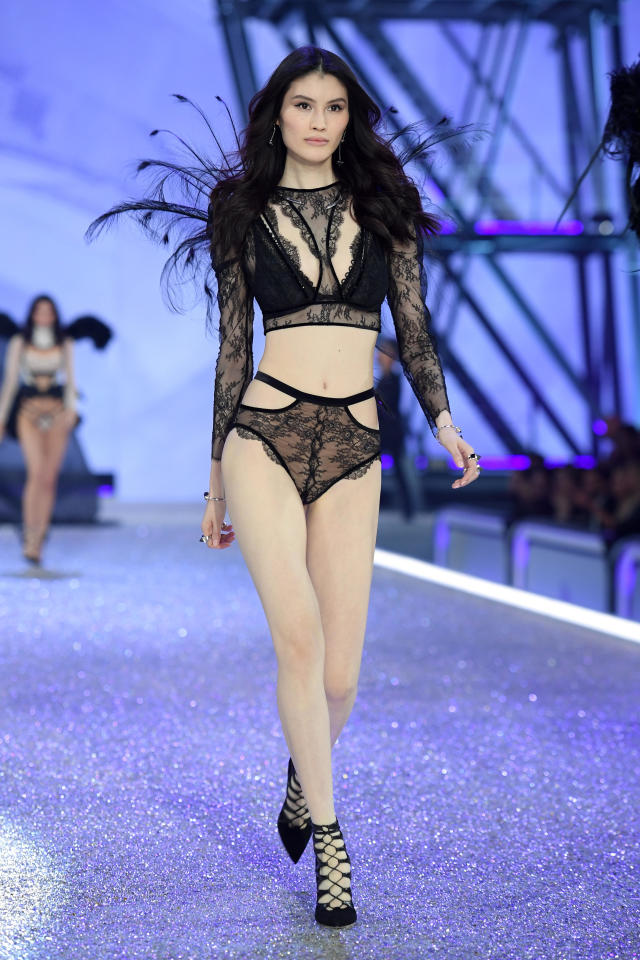 16 Victoria S Secret Fashion Show Cbs News