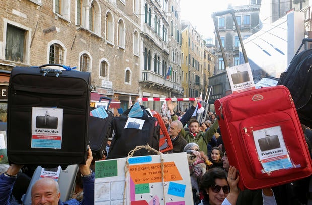 2016-11-12t161234z-812700726-s1beumkzgcaa-rtrmadp-3-italy-venice-protest.jpg