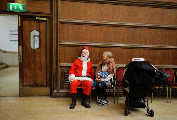 Britain - Christmas Day around the world - Pictures - CBS News