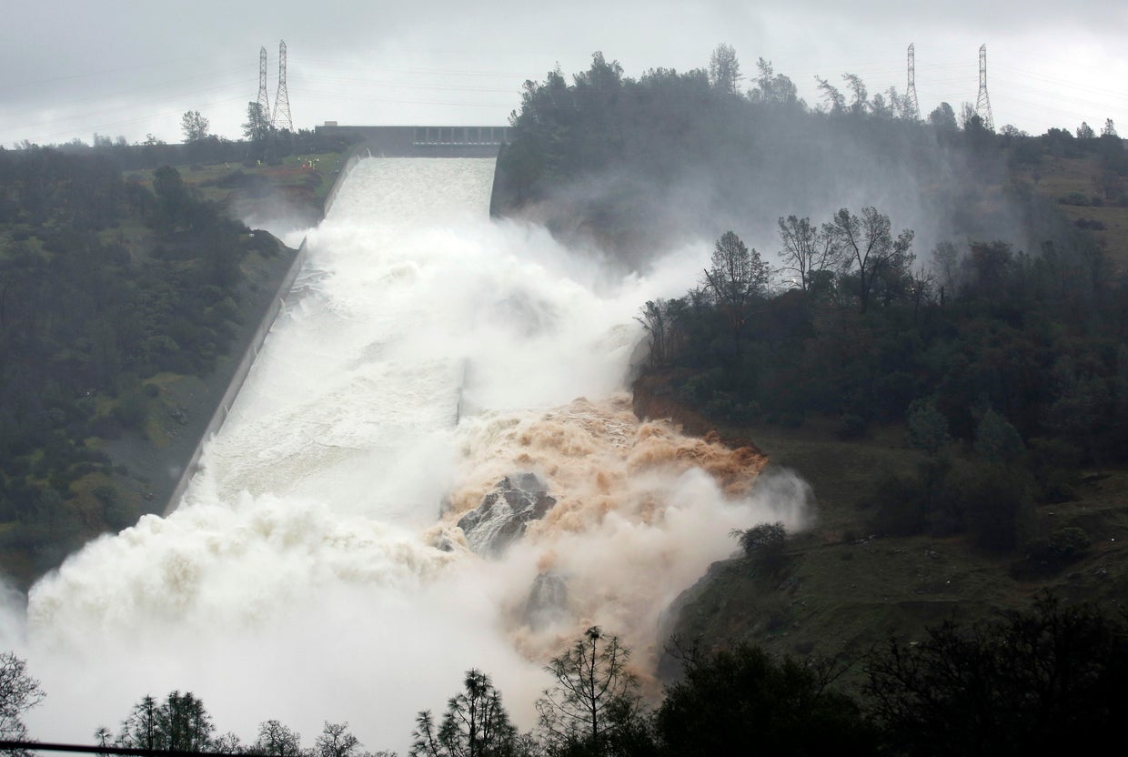 Hundreds of thousands of salmon survive spillway nearcollapse but die