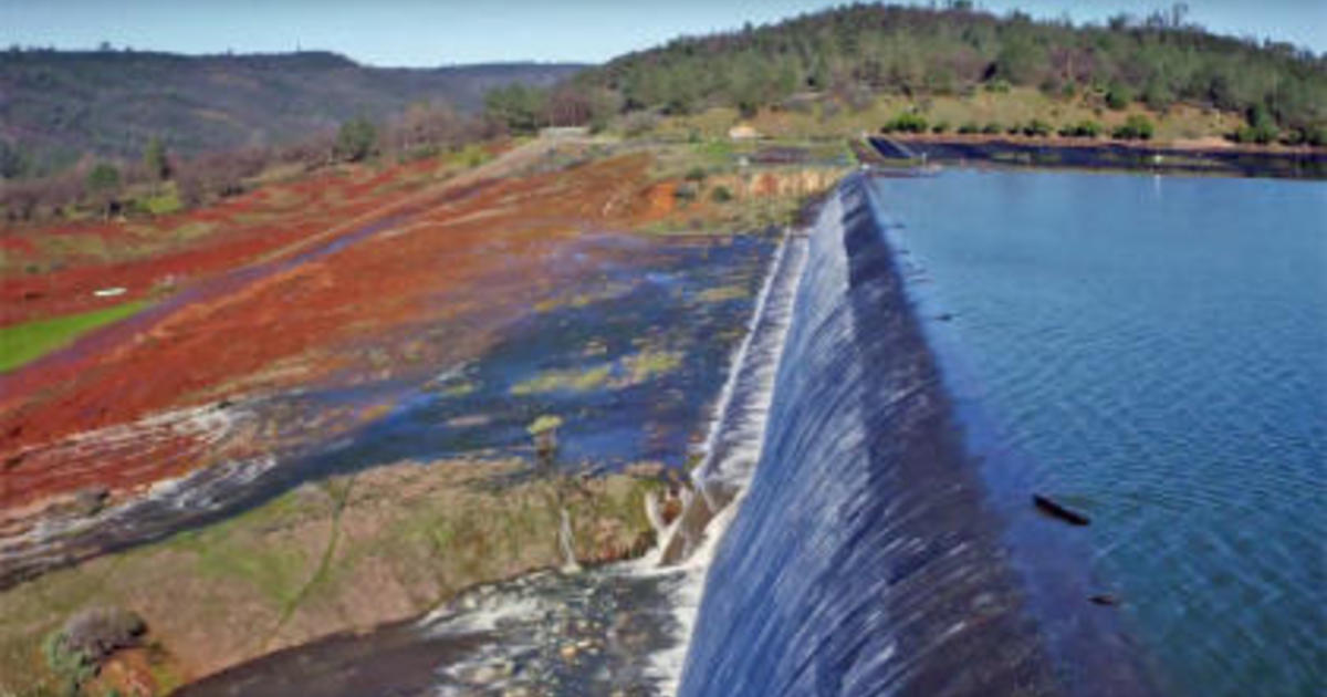 Oroville Dam Water Released Over Emergency Spillway In Northern   Lake Oroville Dam Spillway 2017 2 11 