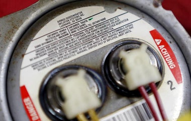 Carmakers accused of knowingly using deadly airbags, and other MoneyWatch headlines
