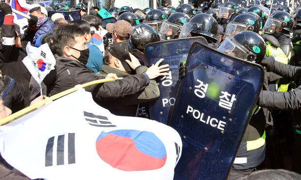 2017-03-10t052525z-693951994-rc129c34cc30-rtrmadp-3-southkorea-politics.jpg