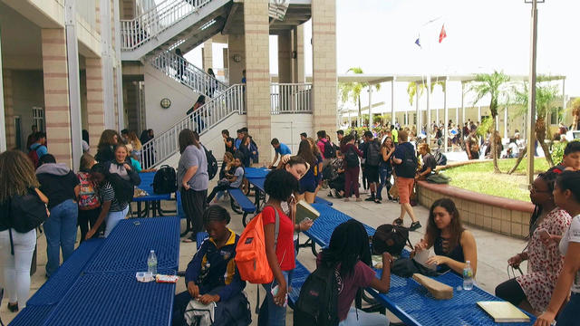 Boca Raton Community High School S Most Valuable Lesson Taught At Lunch Cbs News