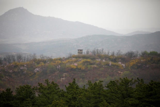 2017-04-17t025416z-1198627143-rc1da51235e0-rtrmadp-3-northkorea-usa-pence-dmz.jpg