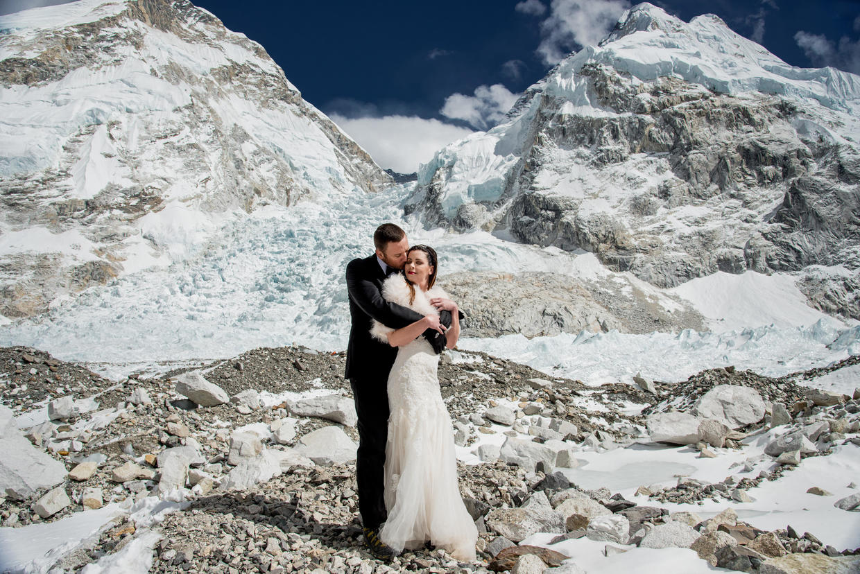 Couple Gets Married On Everest Daring Couple Gets Married On Mount Everest Pictures Cbs News 