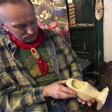 carving-wooden-shoes-244.jpg