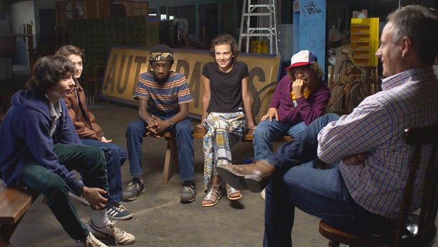 stranger-things-mark-strassmann-with-young-cast-620.jpg