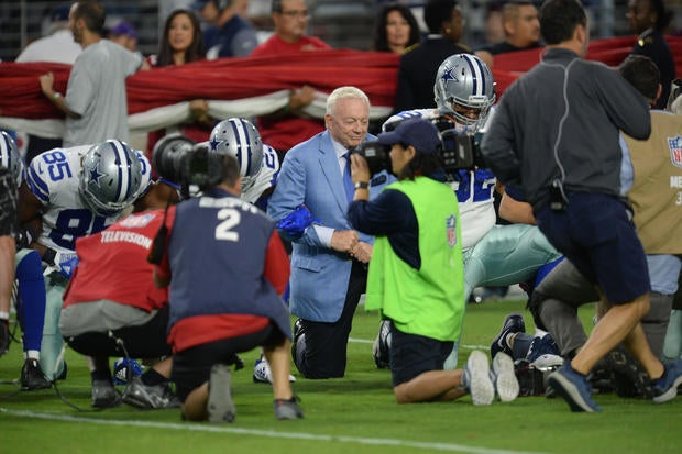 jerry jones kneels
