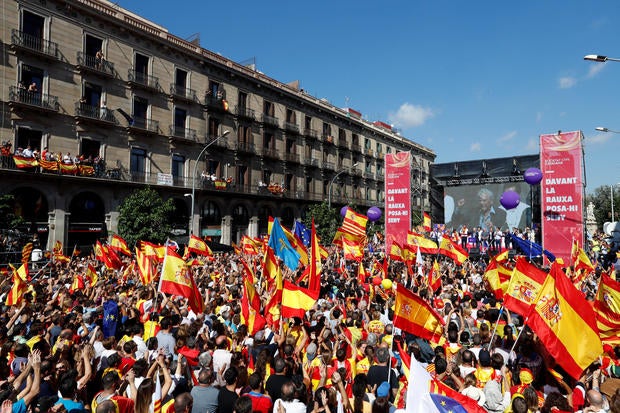 Peruvian literature Nobel Laureate Mario Vargas Llosa addresses a pro-union demonstration organised by the Catalan Civil Society organisation in Barcelona