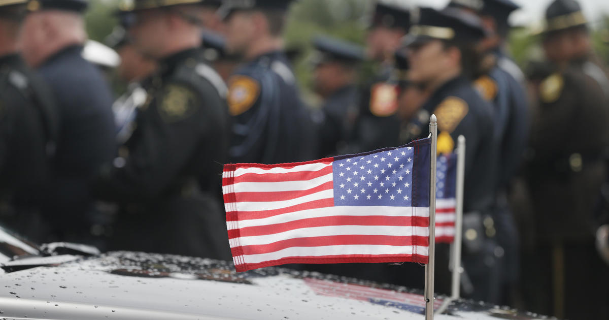 118 Police Officers Killed In Line Of Duty In 2016 Fbi Says Cbs News 4345