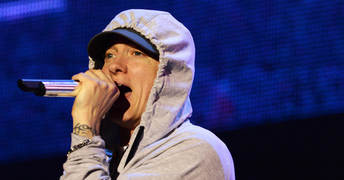 Eminem apologizes to Rihanna on the new album