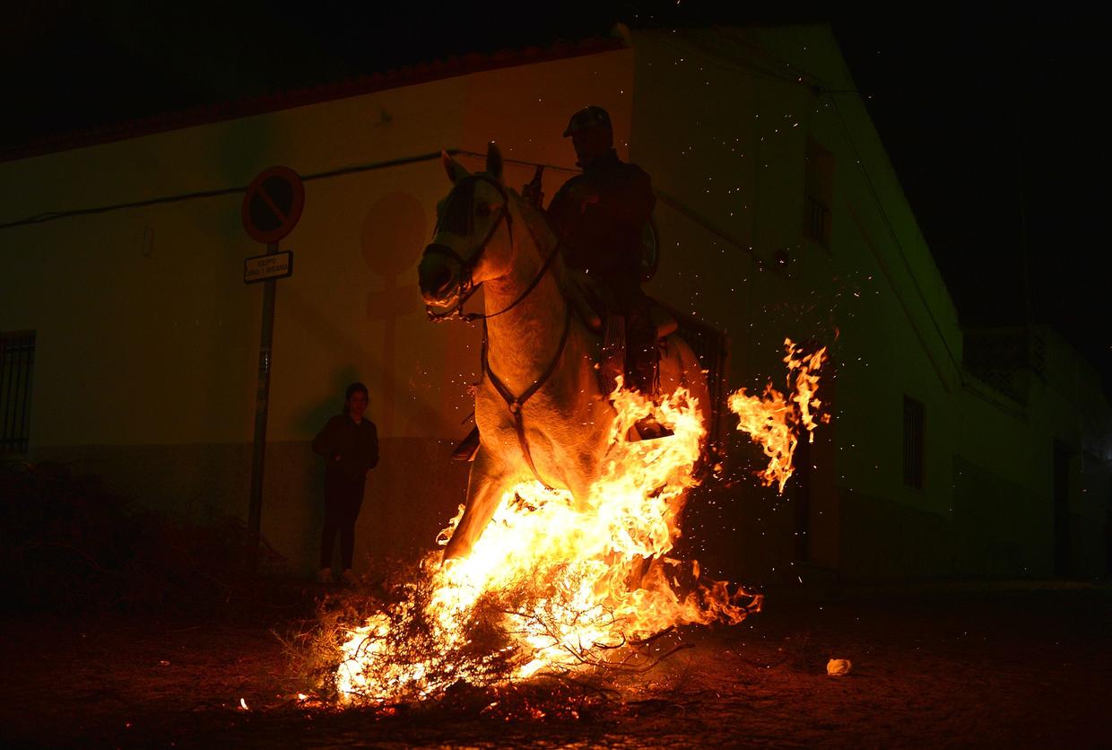 Bonfires and horses at Las Luminarias Festival CBS News