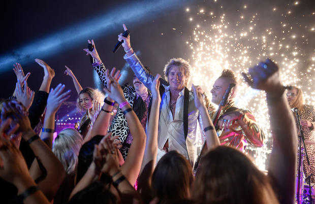 Sir Rod Stewart and DNCE Perform from Las Vegas for the 2017 VMAs 