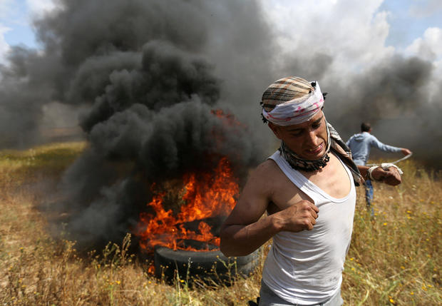 Palestinian runs during clashes with Israeli troops, during a tent city protest along the Israel border with Gaza, demanding the right to return to their homeland, the southern Gaza Strip 
