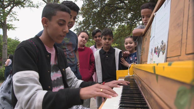 sing-for-hope-kids-play-piano-620.jpg