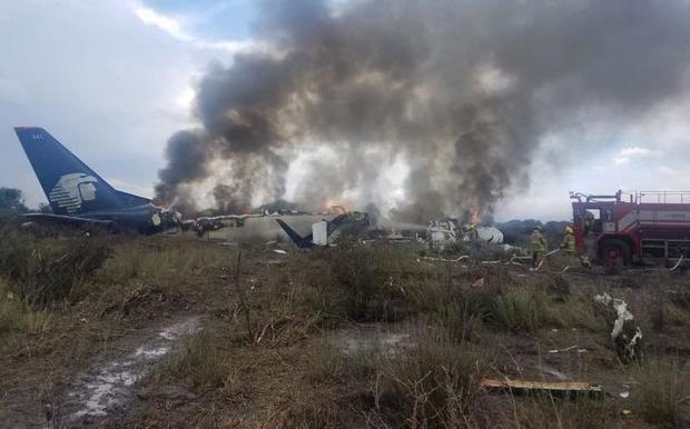   durango-aeromexico-aircraft-crash-2018-07-31.jpg "srcset =" https://cbsnews2.cbsistatic.com/hub/i/r/2018/07/31/69915f9b-8bb0-4067- badb-35dff4412a89 / resize / 620x / abbc945b76f2da018587296711a66ddf / durango-aeromexico-airplane-crash-2018-07-31.jpg 1x "/> </span><figcaption>
<p>
                                              Milenio
</p>
</figcaption></figure>
<p>  Israel Solano Mejia, director of the city's civil defense agency, told Foro TV that the plane "took off from the ground, but collapsed" to a few hundred meters from the end of the track. </p>
<p>  "The nose has taken the hit, the most seriously injured is the pilot," said Solano Mejia. However, he said, "the majority of passengers left the plane on their own. </p>
<p>  The Durango Civil Defense Office stated that the plane had landed in a field near the airport for the state capital, also called Durango . The agency has published photos of a smoking aircraft but apparently relatively intact lying on its belly in a field. Ambulance lines were waiting at the scene of the accident. </p>
<p>  Gerardo Ruiz Eparza, head of the Department of Transportation of Mexico, said that "the plane fell during takeoff". The flight covers the road between Mexico City and Durango. </p>
<p>  A reporter from the news agency Milenio said that some passengers had survived and had headed for a freeway asking for help. </p>
<figure class=