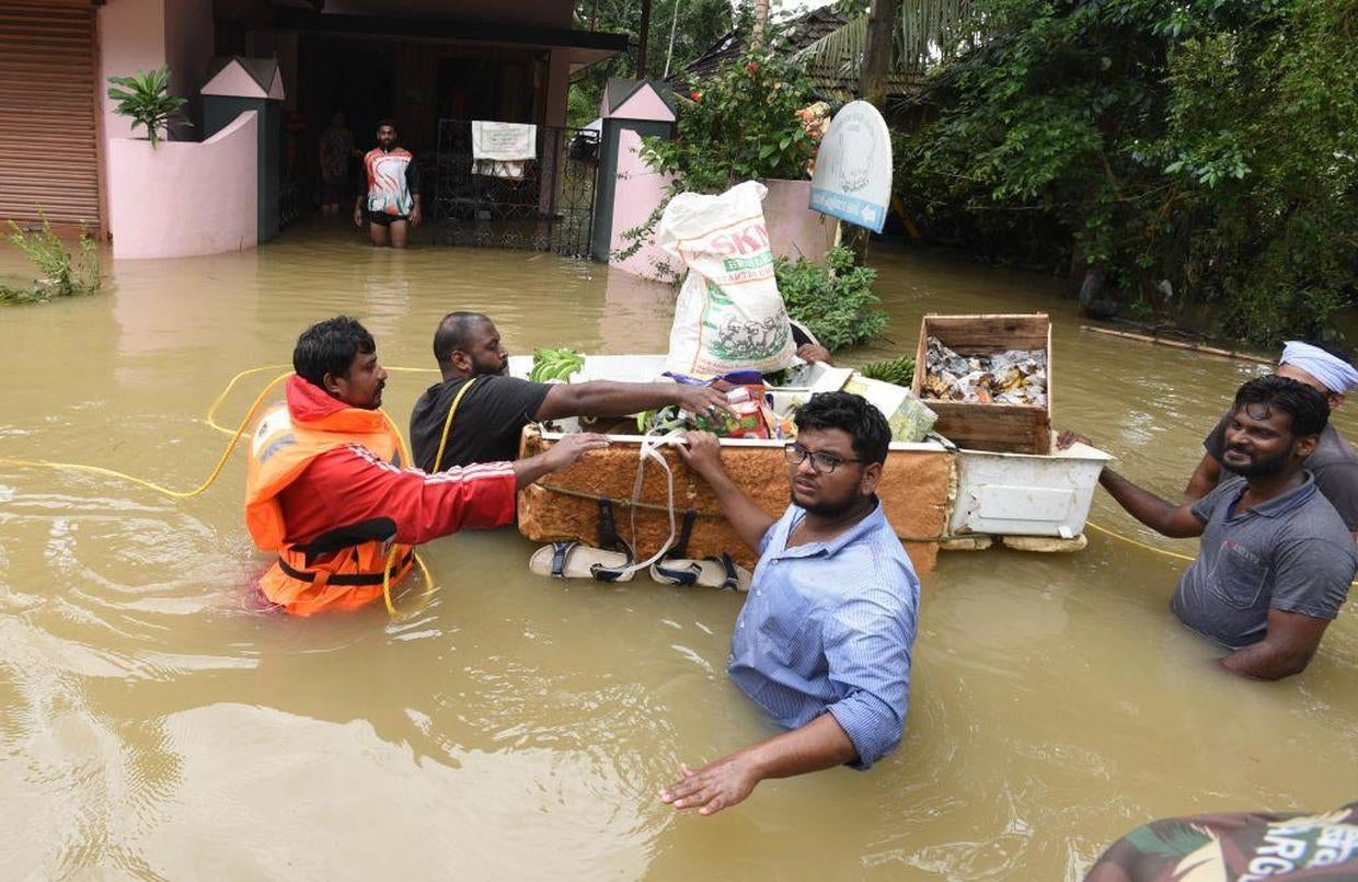 Rescuers evacuate children in Annamanada Kerala, India, flooding kills hundreds Pictures