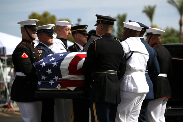 Military Pallbearers Carry Mccain S Casket John Mccain Laid To