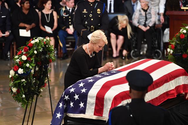 Military Pallbearers Carry Mccain S Casket John Mccain Laid To