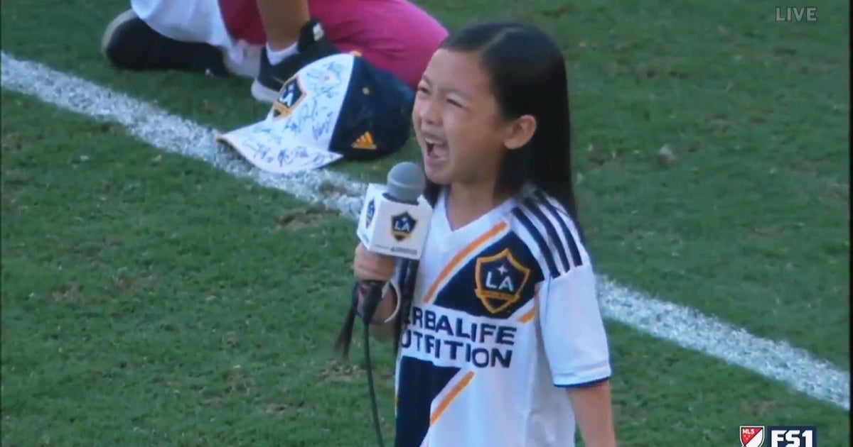 7-year-old girl stuns crowd with moving rendition of national anthem