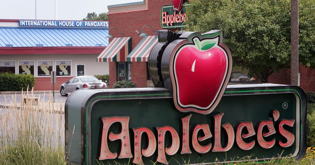 Applebee’s franchise exec says high gas prices could help them cut wages. Now the restaurant faces a backlash.