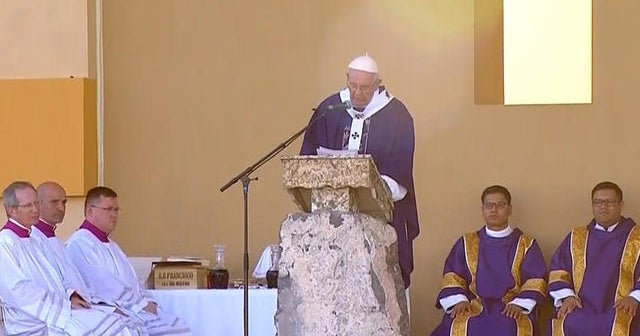 Pope Francis visits U.S.-Mexico border for Mass