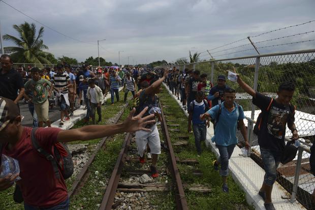 Guatemala Park Migrant Caravan Seeks Refuge Pictures Cbs News