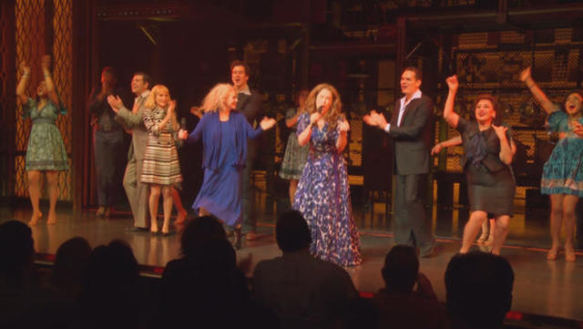 carole-king-bij-curtain-call-van-broadway-musical-beautiful-cbs-news-620.jpg