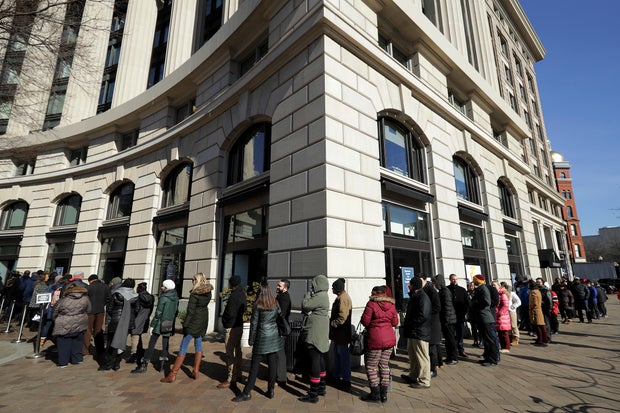 Lawmakers Drop By Chef Jose Andres' Pop Up Restaurant Serving Meals To Furloughed Federal Employees 