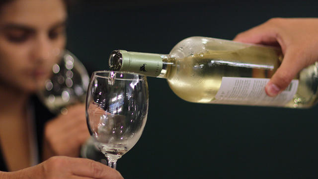 white-wine-pour.jpg 