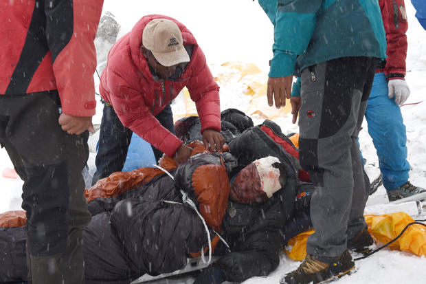 Mount Everest Deaths Inside A Deadly Climbing Season Cbs News 