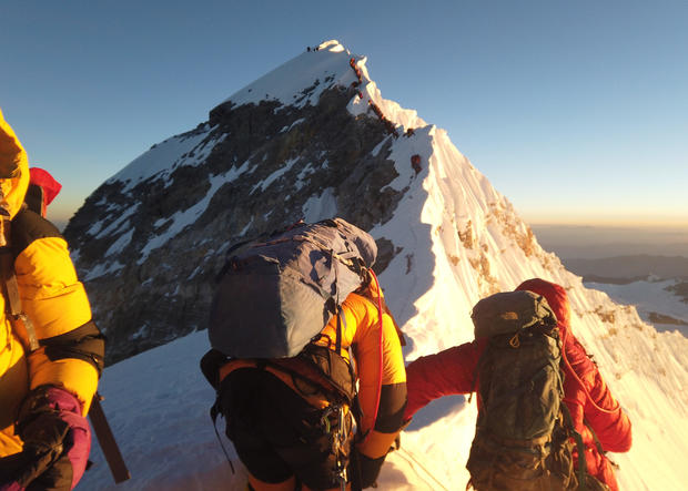 Survivor Mount Everest Deaths Inside A Deadly Climbing Season Pictures Cbs News 