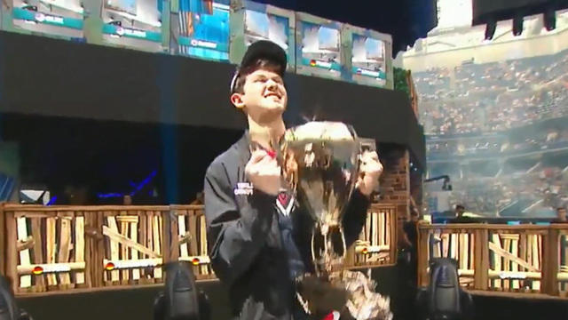 Fortnite World Cup Winner Bugha Kyle Giersdorf Age 16 Wins 3 Million At Fortnite World Cup Cbs News