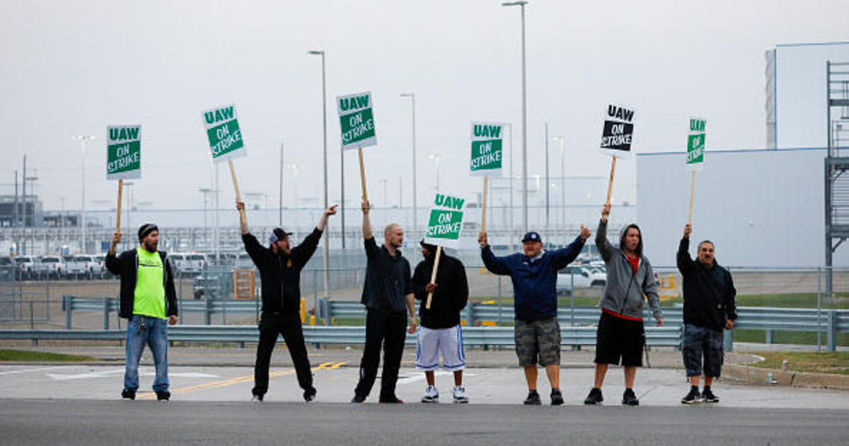 UAW GM strike 2020 Democrats say they're "proud" to stand with