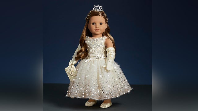 ag-holiday-collector-doll-swarovski-10245ab1-42d4-4f74-9776-a4e6d64bca7d-prv.jpg 