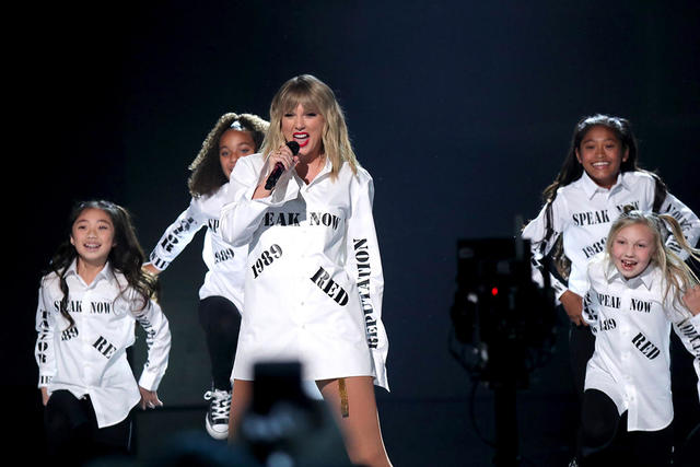 American Music Awards Taylor Swift Honored As Artist Of