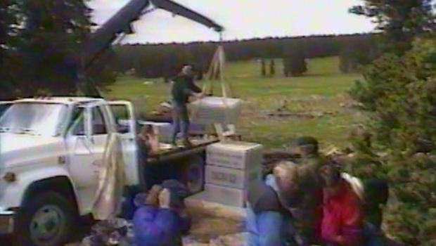 soldierstone-erecting-memorial-in-1995.jpg 