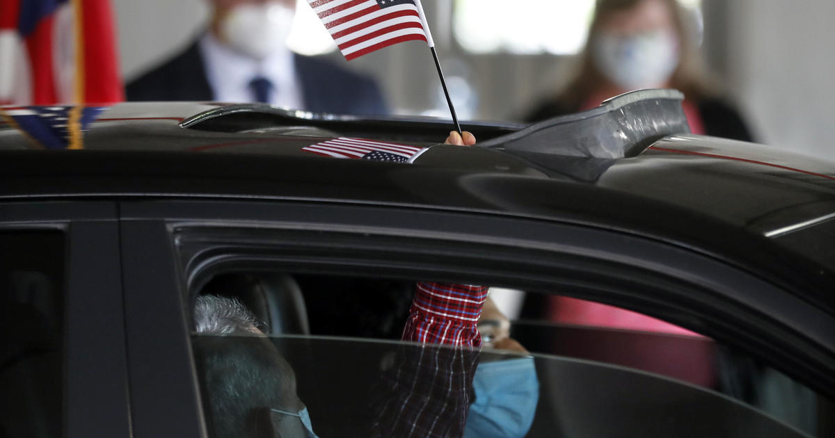 Drive-thru ceremonies for new American citizens amid pandemic