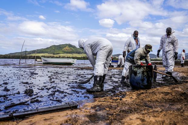 TOPSHOT-MAURITIUS-ENVIRONMENT-DISASTER-OIL 