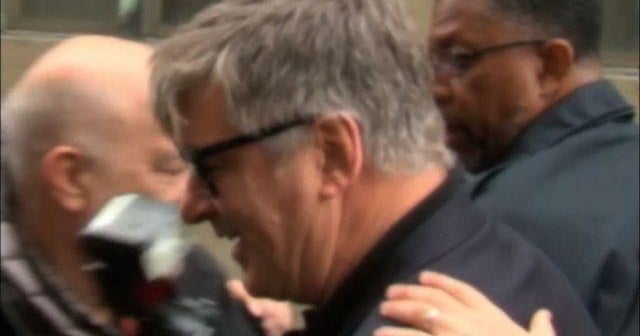 Alec Baldwin yells at photographer while leaving court CBS News