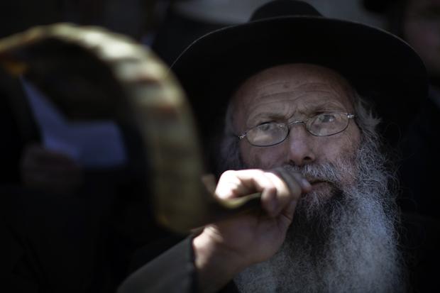 Ultra Orthodox Jewish man blows the Shof 