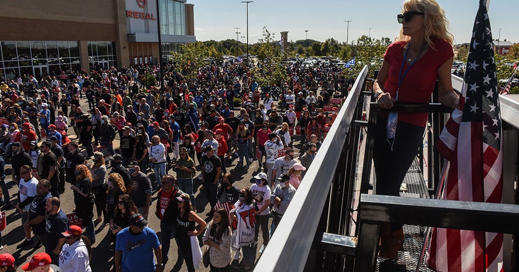 Large Crowd Gathers For Pro-Trump Rally On Staten Island - CBS New York