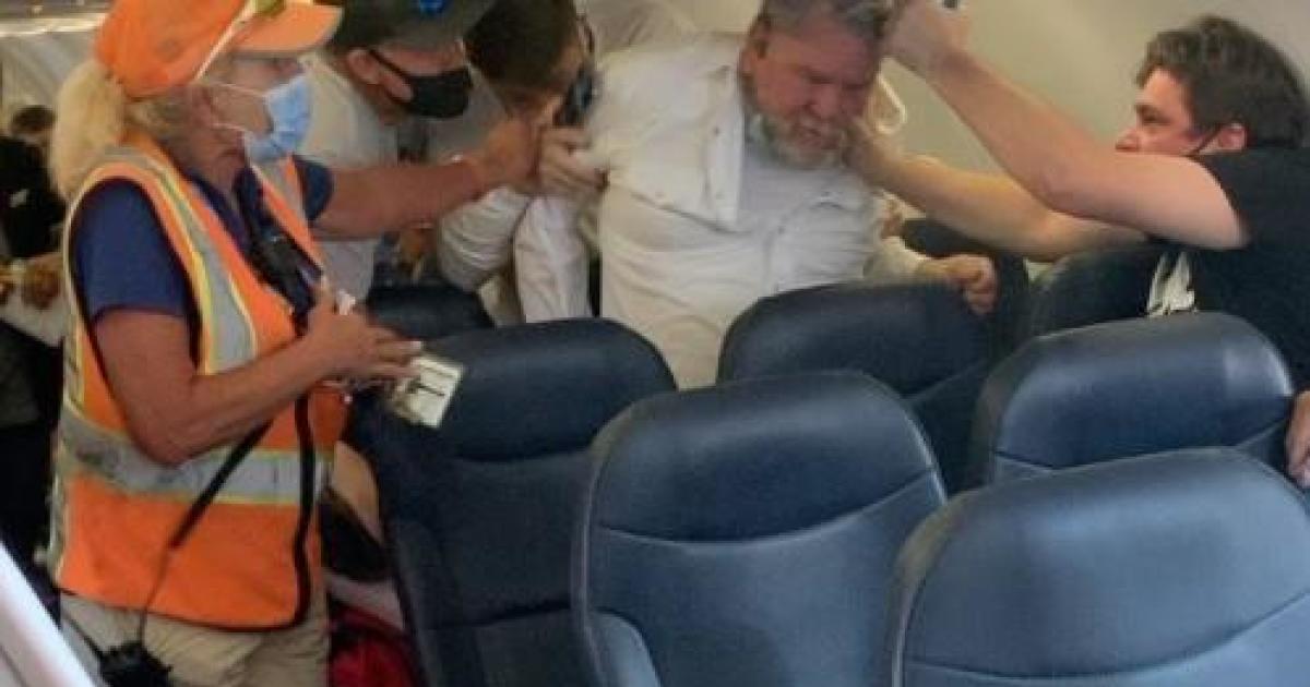 Man Removed From Flight After Fight With Fellow Passenger Over Refusal To Wear Mask Cbs News