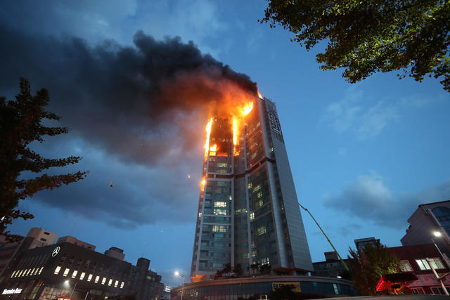 Roaring Fire At Top Of High Rise Apartment Building Injures Scores Cbs News