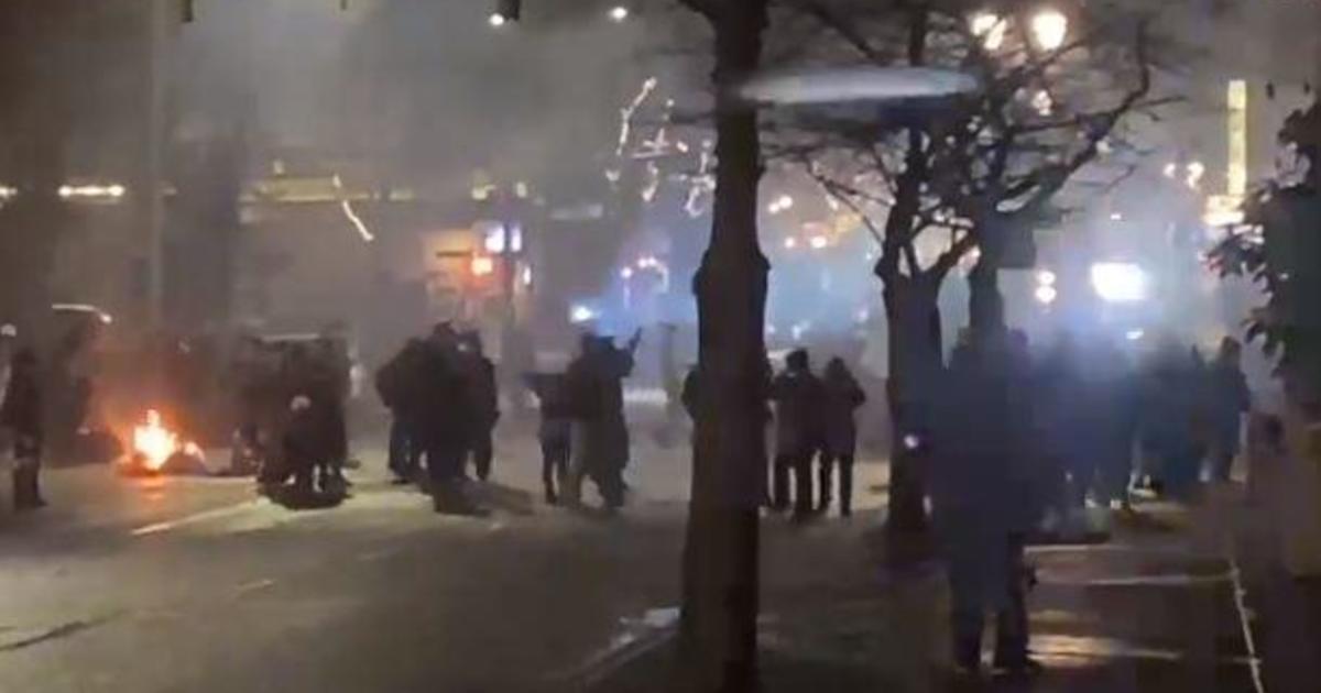 Police in Portland declared a riot while Oujaarsaandbetoging gets out of control