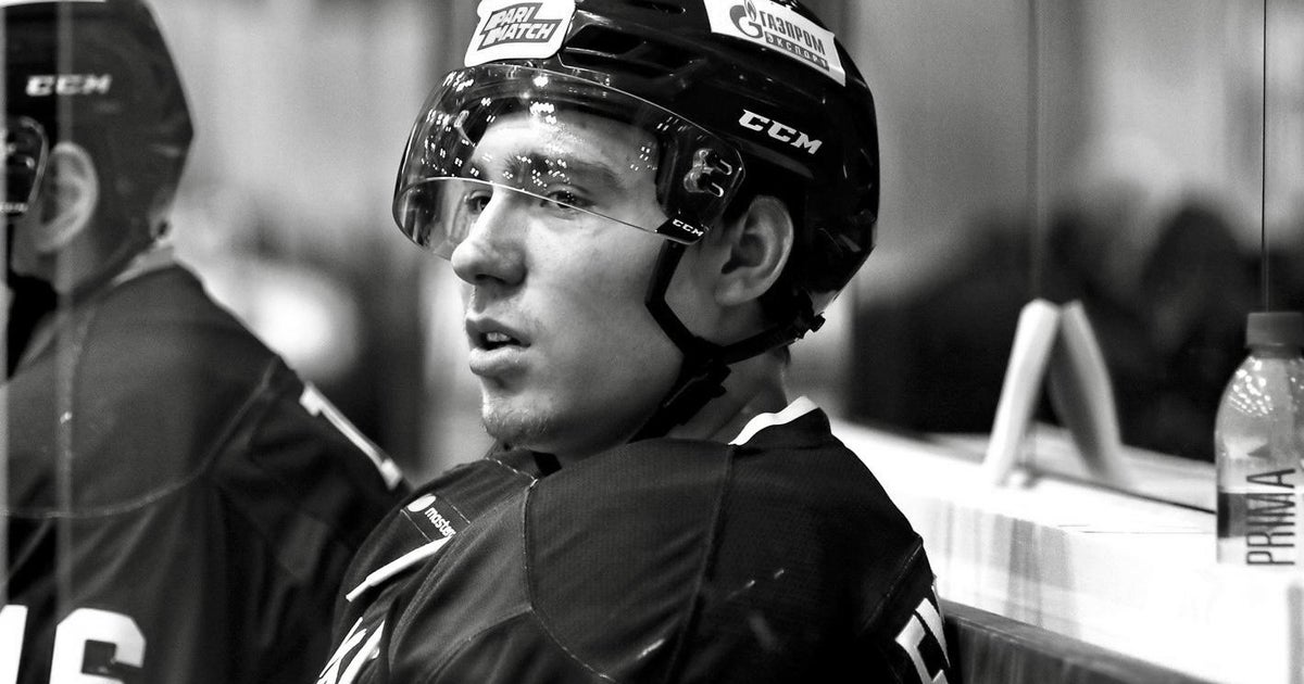 19-year-old hockey player dies after being hit by puck